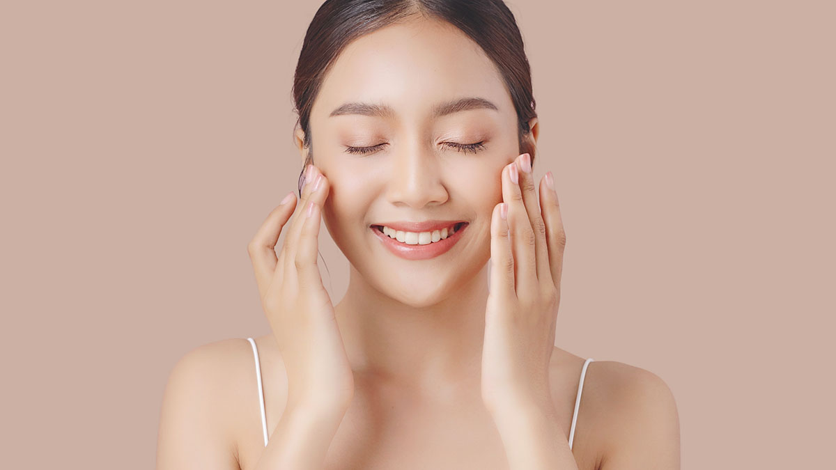 korean glass skin toronto Woman with dewy, hydrated Korean glass skin after a glass skin facial in Toronto